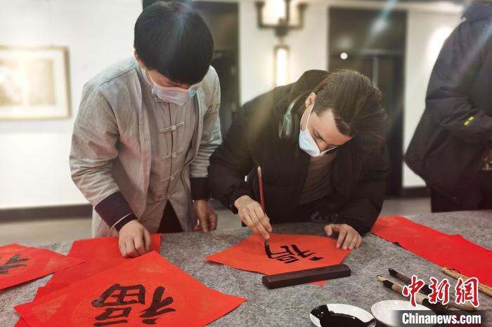 宁夏:国际友人体味中国传统文化