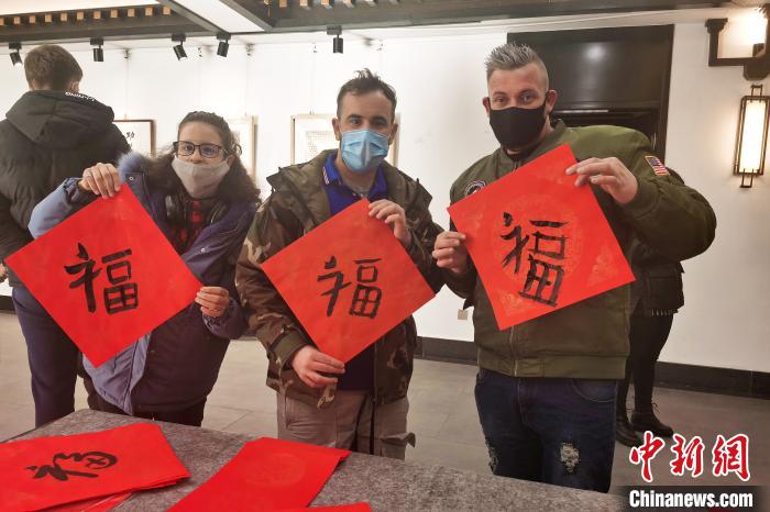 宁夏:国际友人体味中国传统文化