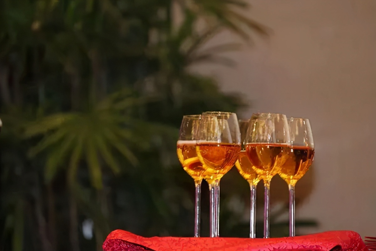 俗话说“酒为百药长”,活血化瘀,每天喝1两酒,身体会获益吗?