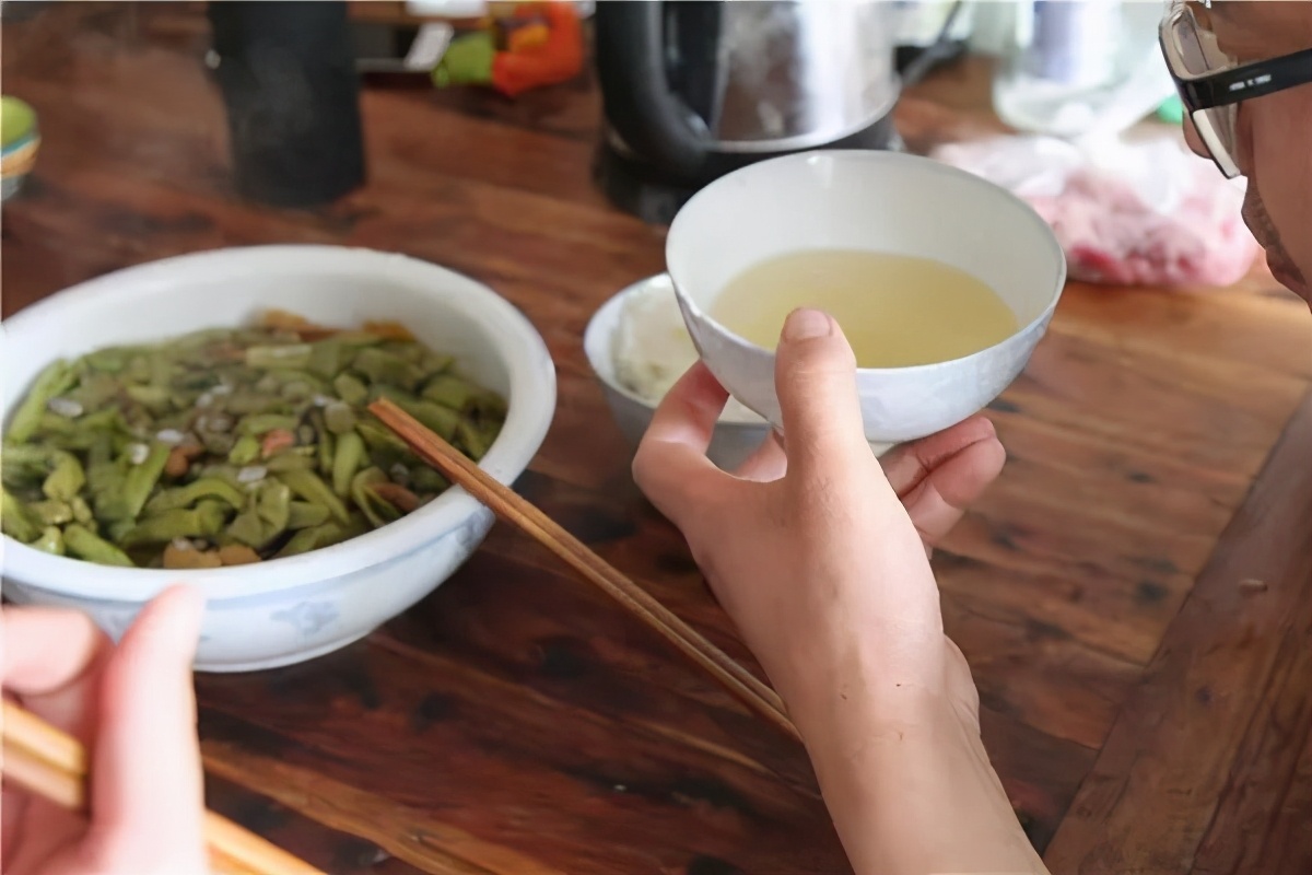 俗话说“酒为百药长”,活血化瘀,每天喝1两酒,身体会获益吗?