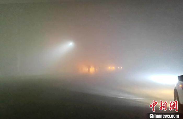 四川多地遭遇大雾恶劣天气 多条高速公路临时交通管制