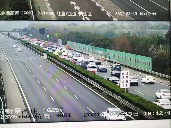年初二天气晴好，早上杭州出城流量有点大，高速交警建议错峰出行
