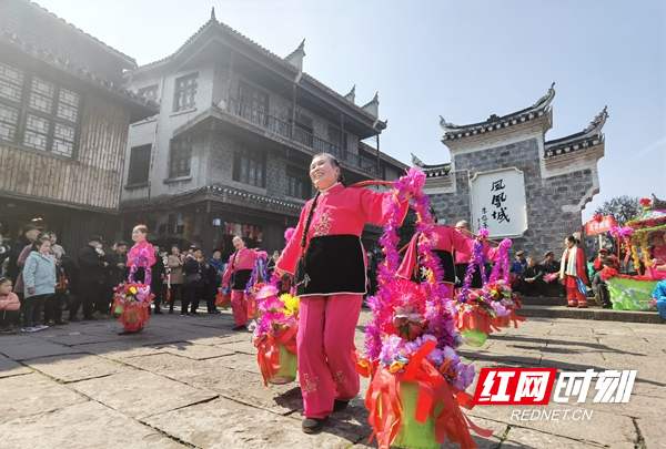 组图丨民俗文化迎新春 凤凰古城年味浓