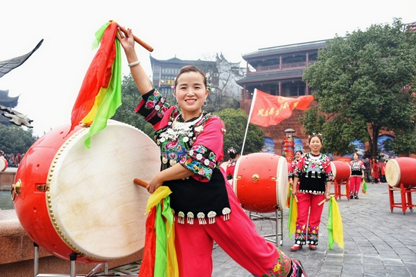 组图丨民俗文化迎新春 凤凰古城年味浓