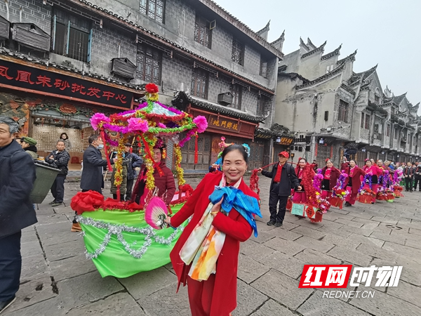 组图丨民俗文化迎新春 凤凰古城年味浓