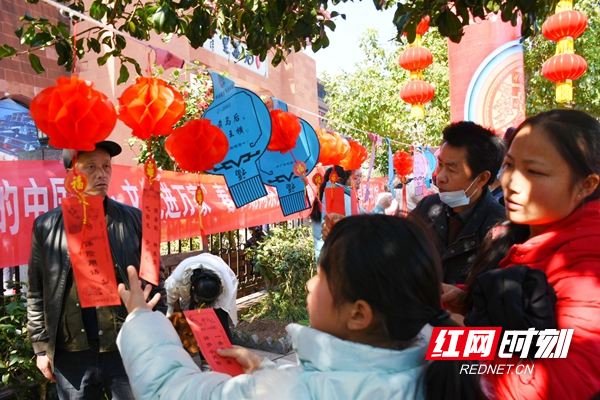组图丨民俗文化迎新春 凤凰古城年味浓