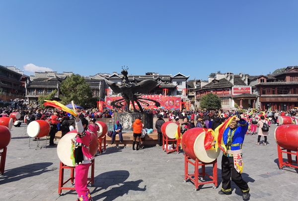 组图丨民俗文化迎新春 凤凰古城年味浓