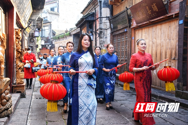 组图丨民俗文化迎新春 凤凰古城年味浓
