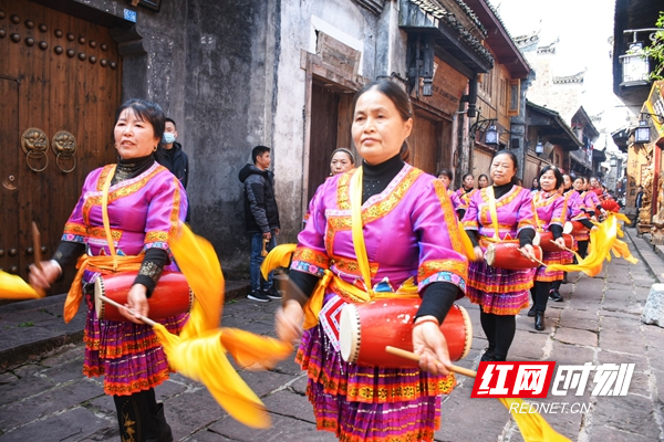 组图丨民俗文化迎新春 凤凰古城年味浓