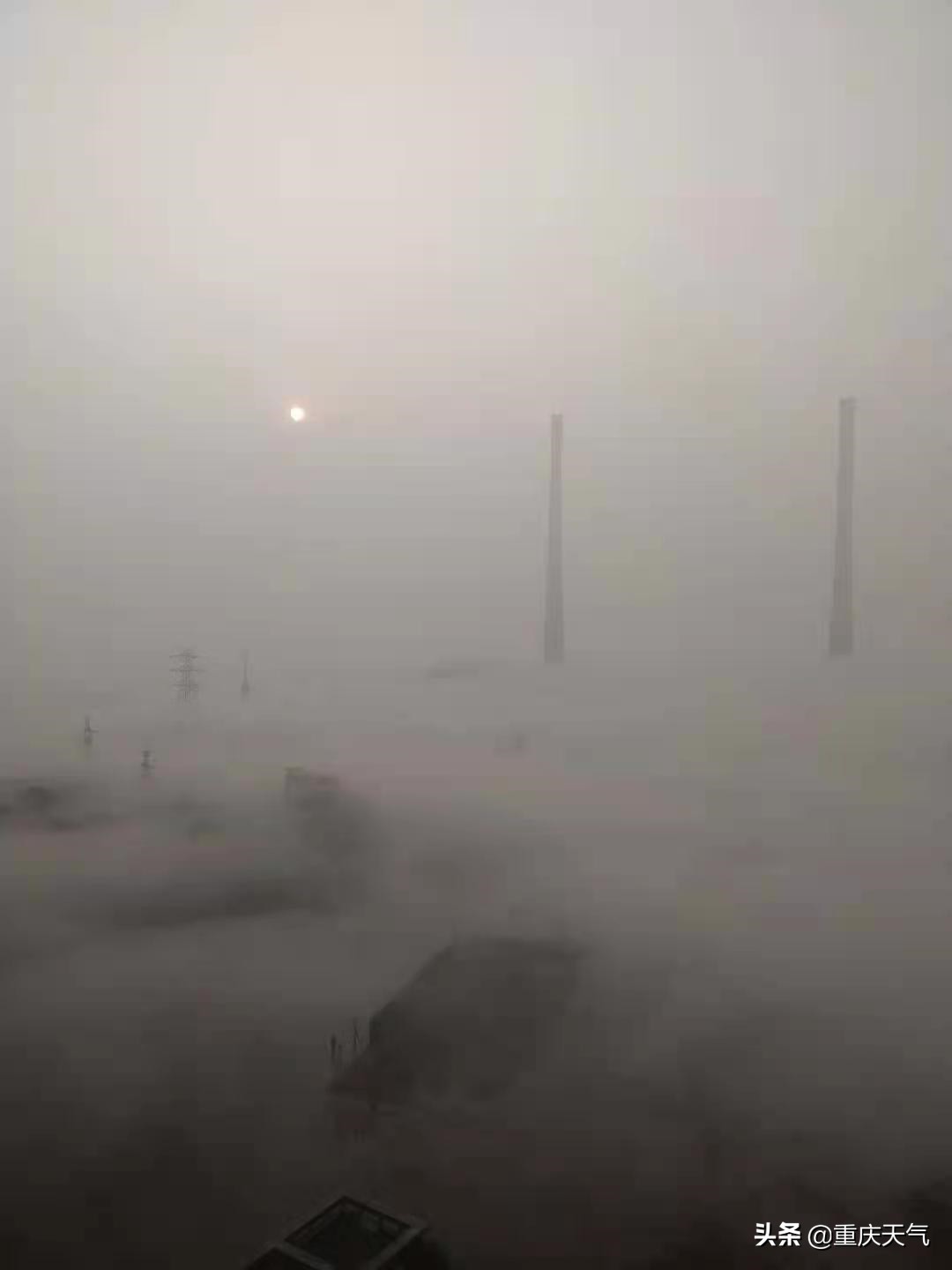 重庆今晨遭遇大范围浓雾袭击 多条高速路受影响