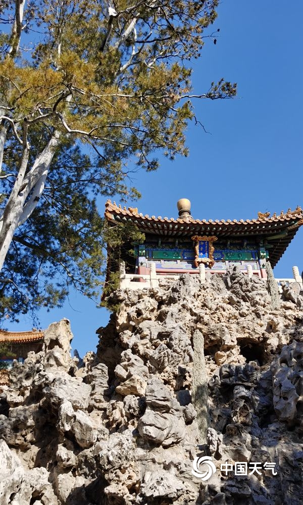 北京天空再现“水晶蓝” 古建筑在蓝天的衬托下尽显中国美