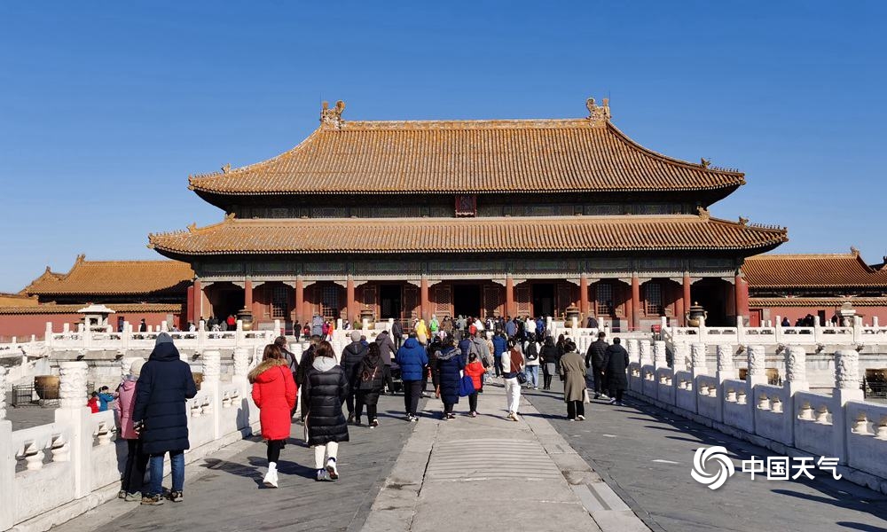 北京天空再现“水晶蓝” 古建筑在蓝天的衬托下尽显中国美