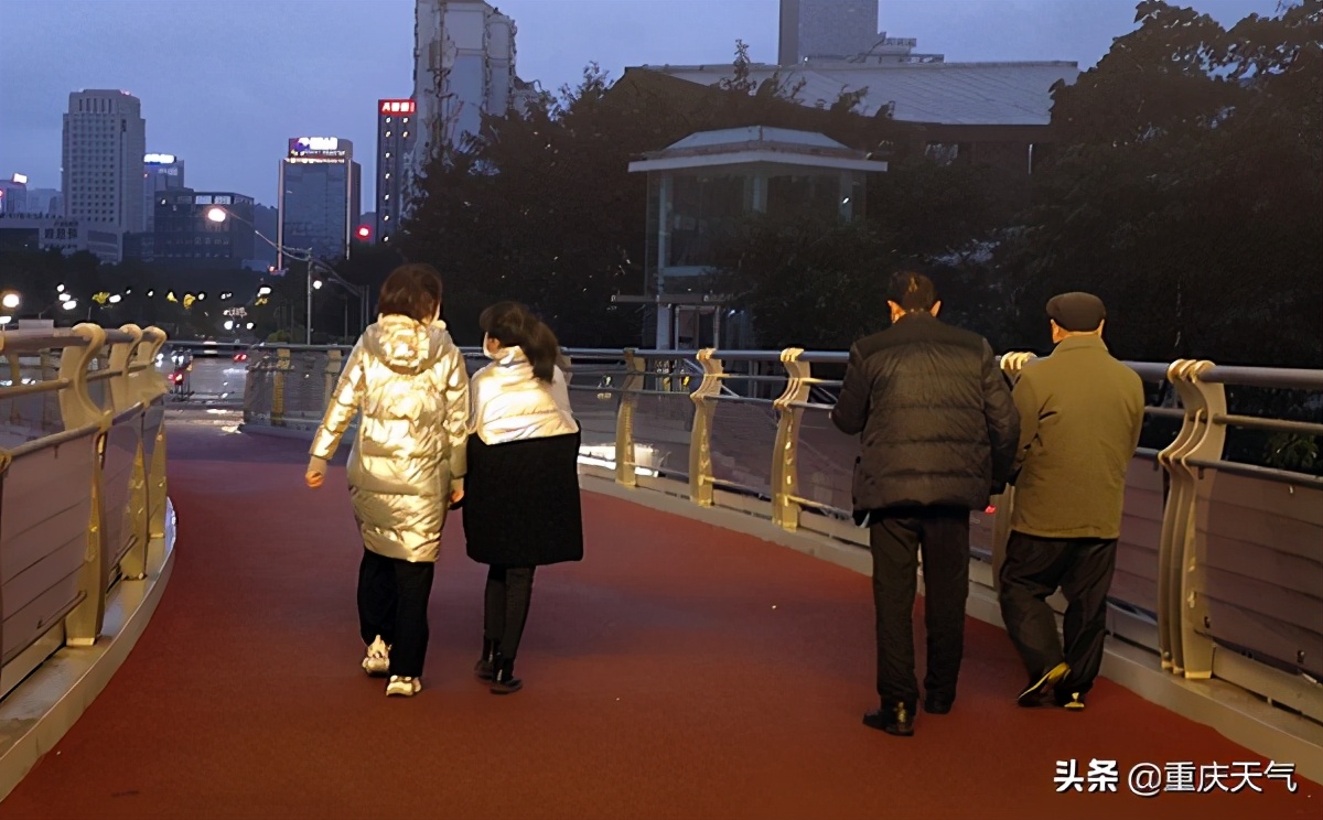 重庆气温“跳水”一夜返冬 今起暖阳回归气温上升