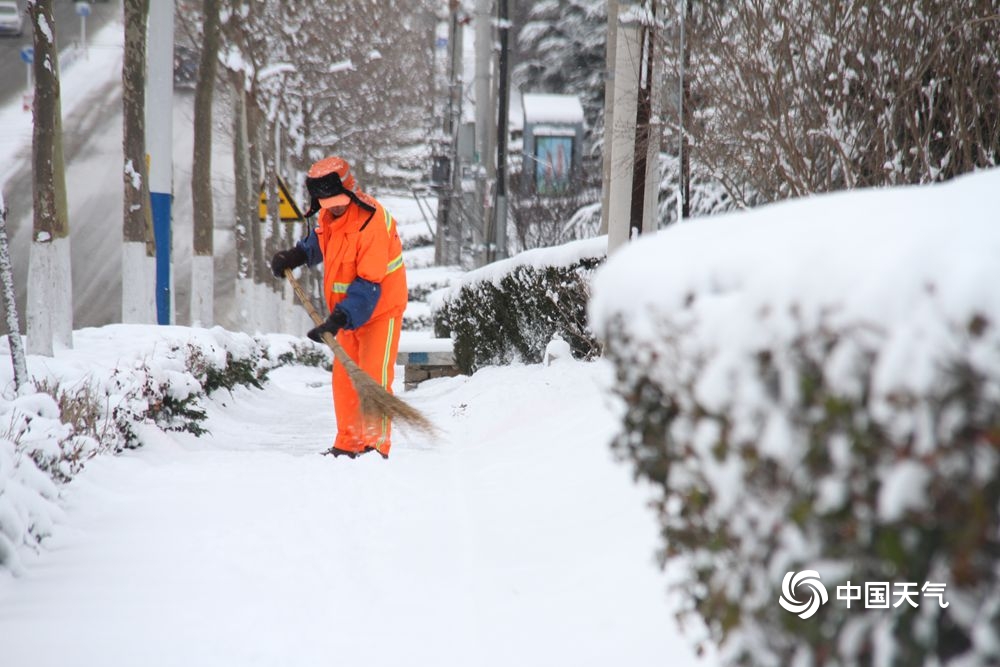 山东威海现降雪 道路湿滑阻交通