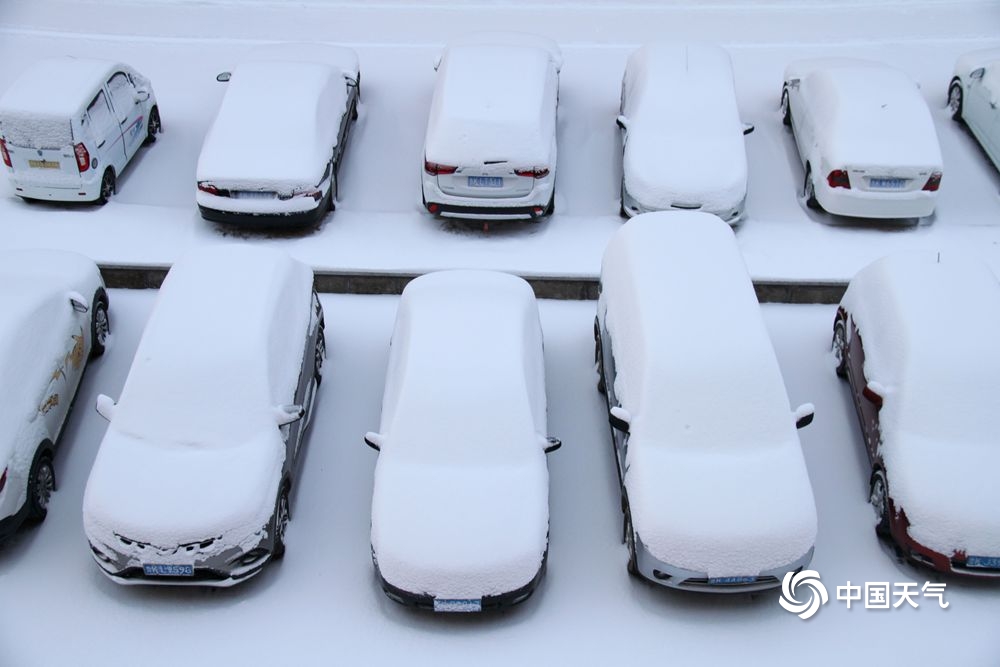 山东威海现降雪 道路湿滑阻交通