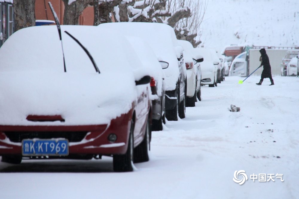 山东威海现降雪 道路湿滑阻交通