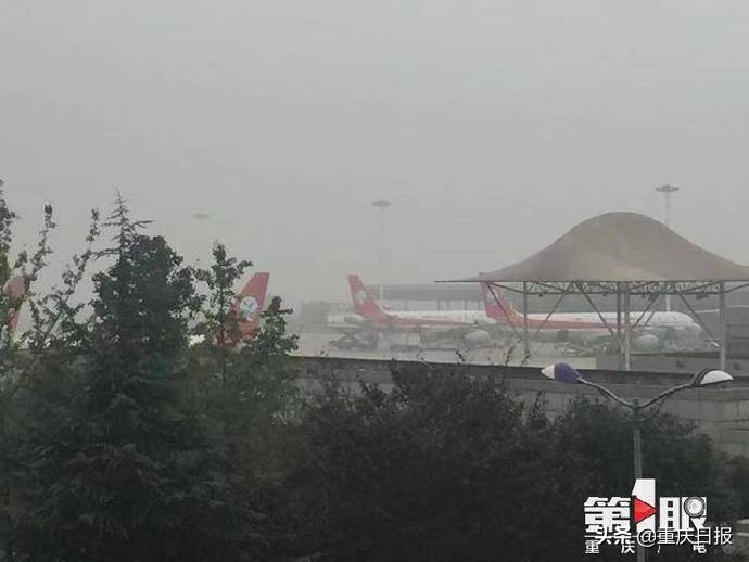 重庆机场遭遇大雾天气 72架次航班受影响