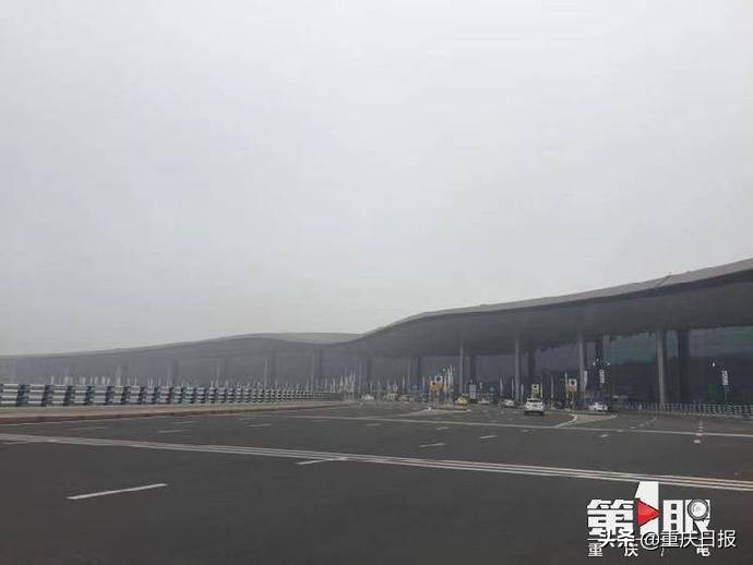 重庆机场遭遇大雾天气 72架次航班受影响