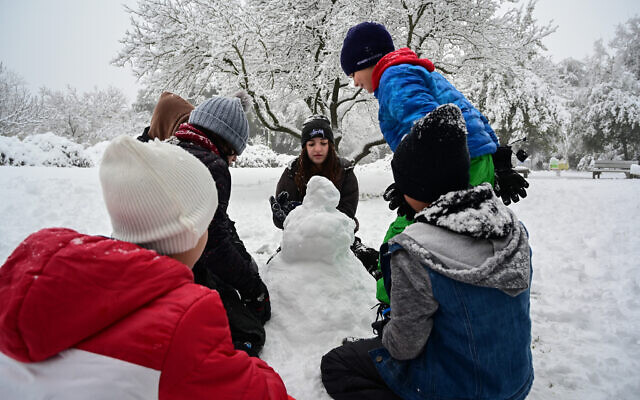 以色列迎来罕见暴风雪天气 气温骤降