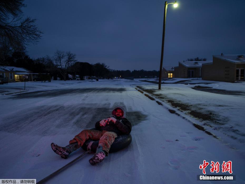 极寒天气致美国得州数百万人无电可用 街道漆黑一片