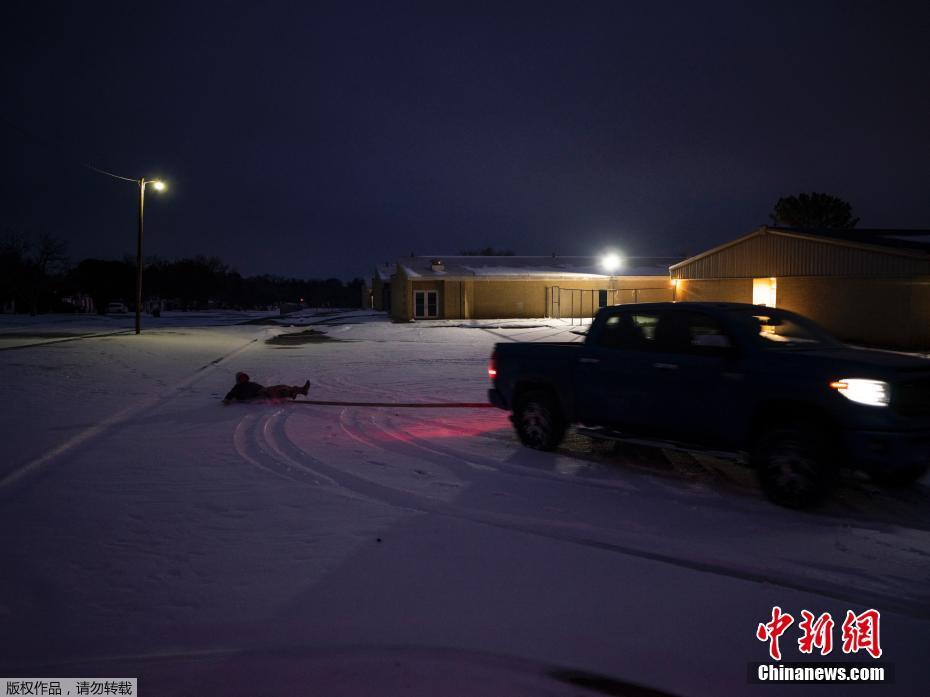 极寒天气致美国得州数百万人无电可用 街道漆黑一片