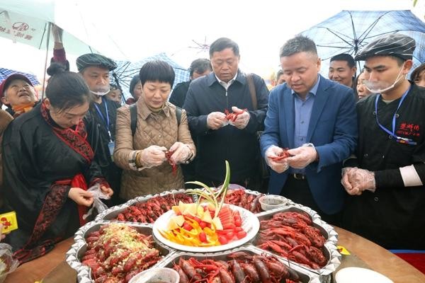 《你好李焕英》带火了取景地，也带火了当地旅游，游客蜂拥来打卡