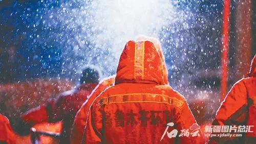 它来了它来了！它带着寒潮大风天气走来了
