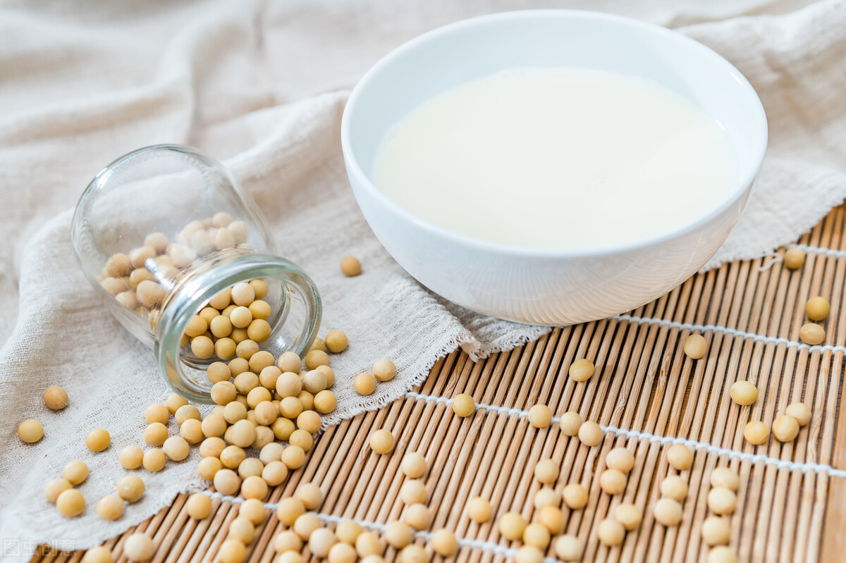哪些食物有助于降低人体胆固醇?哪些食物会导致胆固醇的升高?
