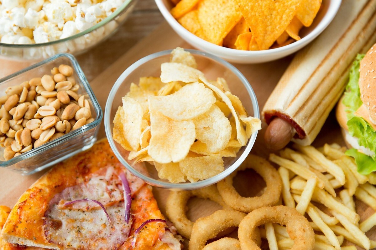 哪些食物有助于降低人体胆固醇?哪些食物会导致胆固醇的升高?