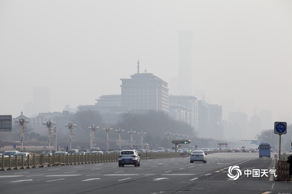今晨北京部分地区达轻度污染 建筑显朦胧