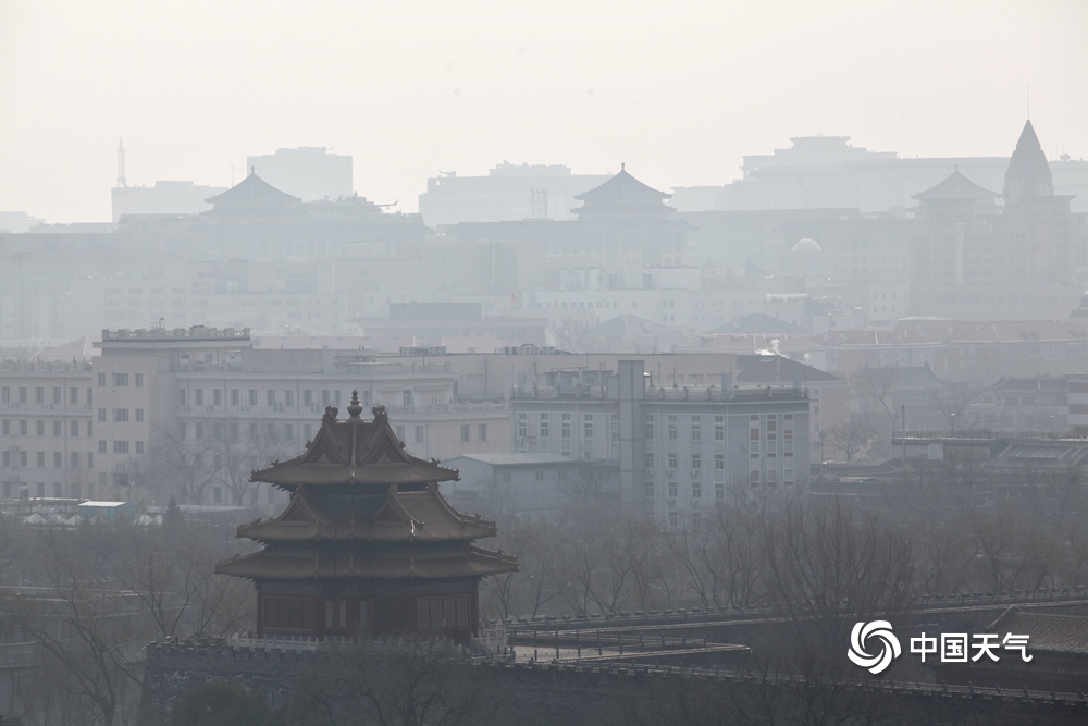 今晨北京部分地区达轻度污染 建筑显朦胧