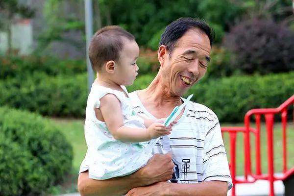 人到了60岁后,到底是该多静养,还是要加强锻炼?医生告诉你