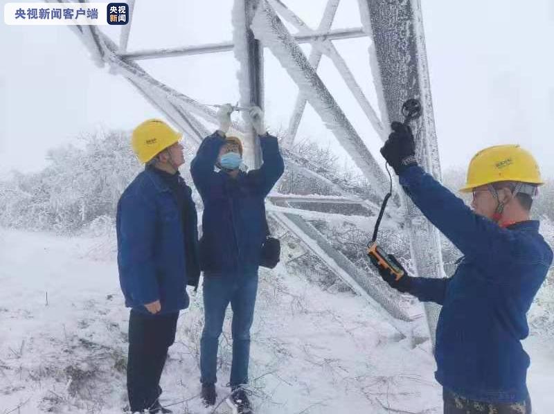 甘肃降雪天气致电力设施出现覆冰 多条电力线路停运