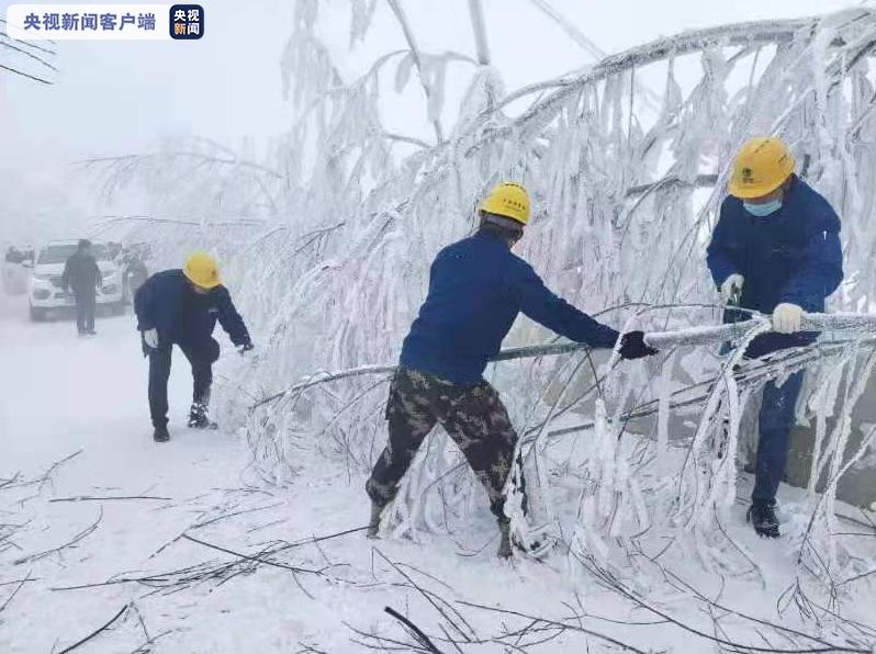 甘肃降雪天气致电力设施出现覆冰 多条电力线路停运