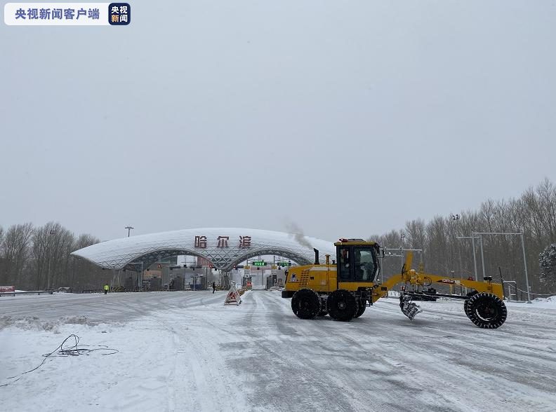 降雪天气致道路结冰严重，黑龙江多条高速封闭