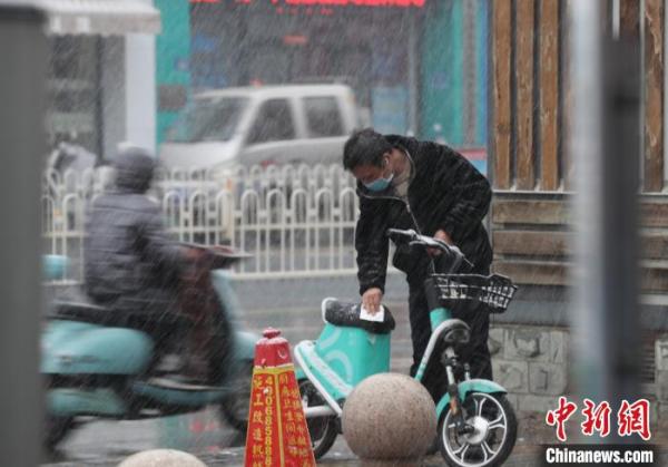 宁夏迎大范围降水天气 居民化身“风雪赶路人”