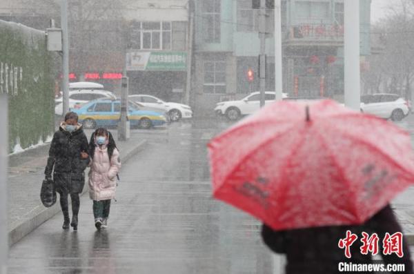 宁夏迎大范围降水天气 居民化身“风雪赶路人”