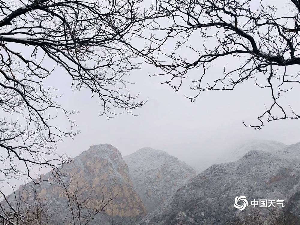 朦胧美！雪后北京群山烟云萦绕 宛如世外桃源