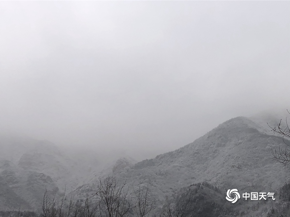 朦胧美！雪后北京群山烟云萦绕 宛如世外桃源