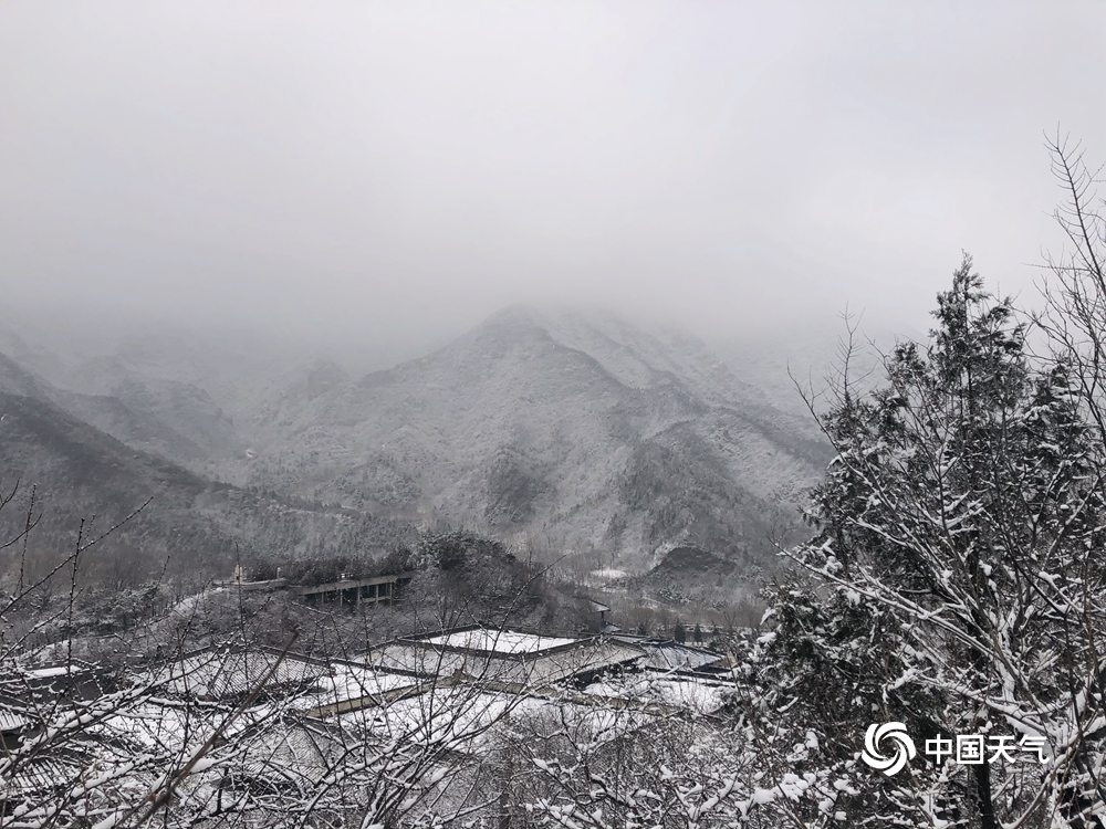 朦胧美！雪后北京群山烟云萦绕 宛如世外桃源