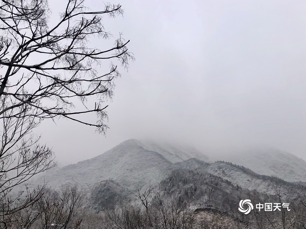 朦胧美！雪后北京群山烟云萦绕 宛如世外桃源