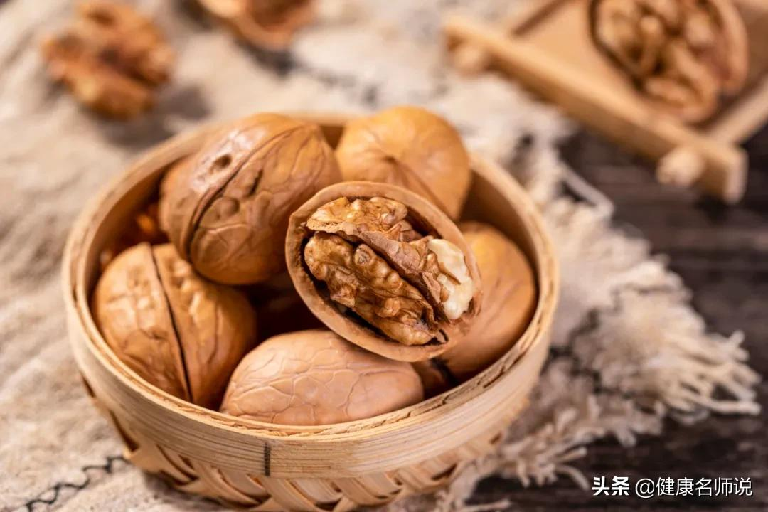 不想被老年痴呆“盯”上,这5个吃饭习惯劝你立刻改掉