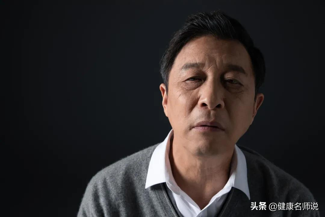 不想被老年痴呆“盯”上,这5个吃饭习惯劝你立刻改掉