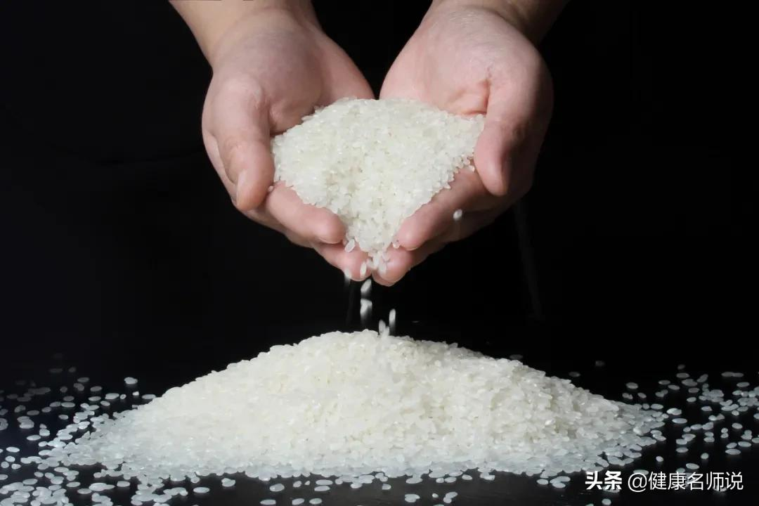 不想被老年痴呆“盯”上,这5个吃饭习惯劝你立刻改掉