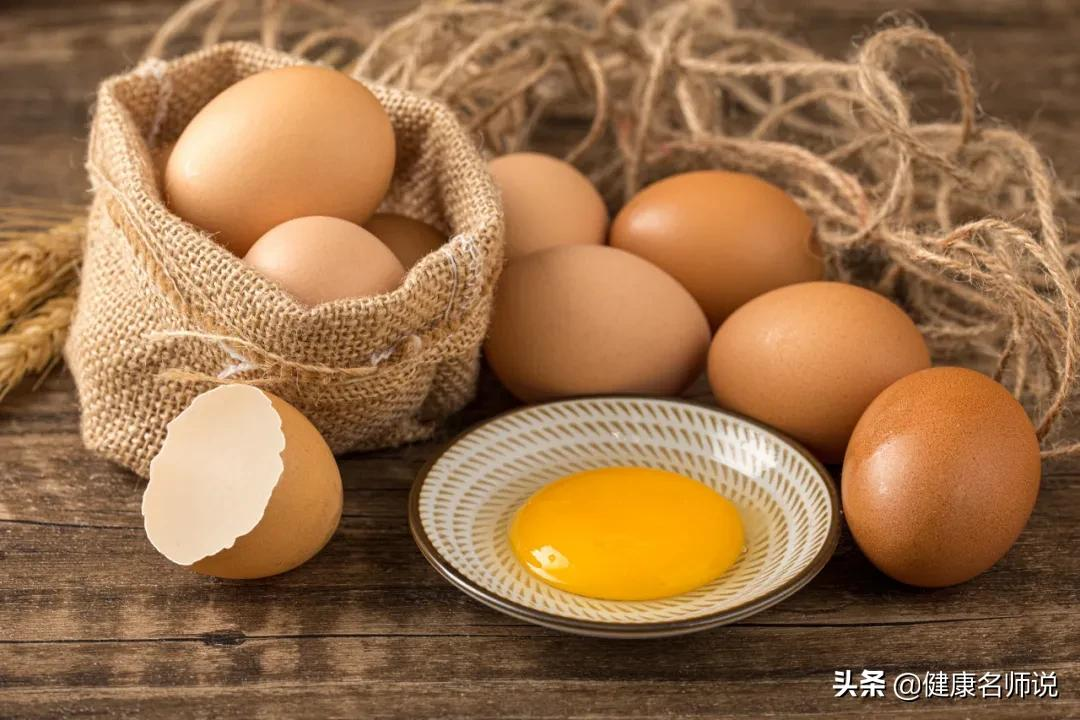 不想被老年痴呆“盯”上,这5个吃饭习惯劝你立刻改掉