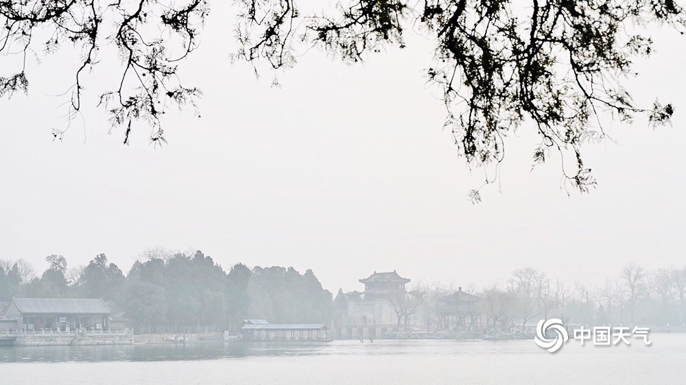 北京今晨雾气缭绕 颐和园中建筑若隐若现