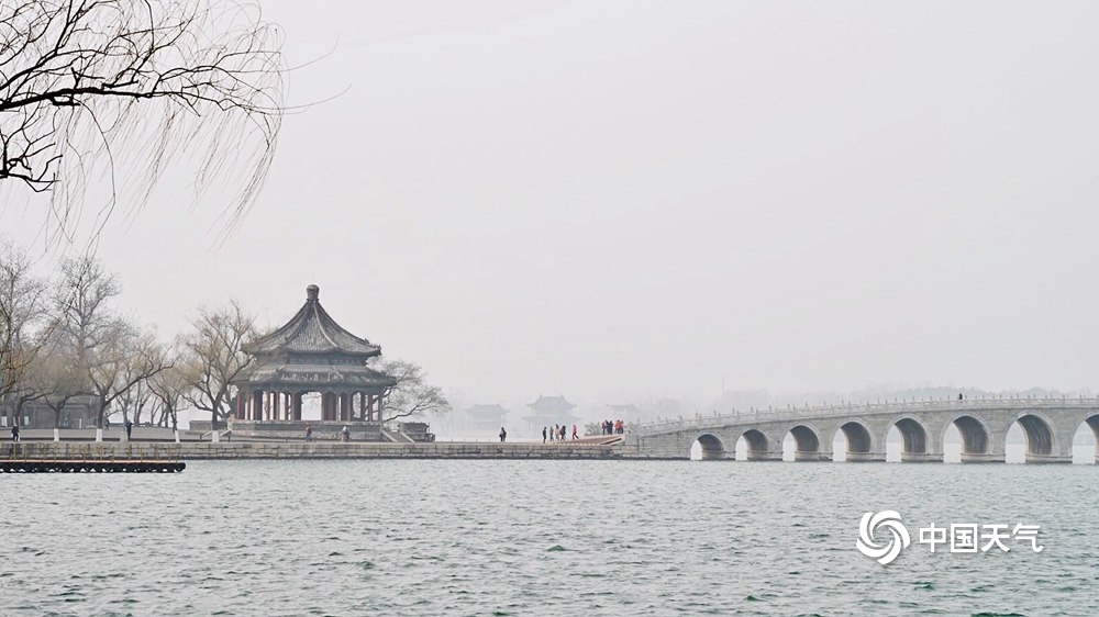 北京今晨雾气缭绕 颐和园中建筑若隐若现