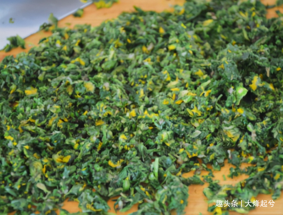 蒲公英别泡水喝了，教你新吃法，用上3点技巧，好吃不苦还降火
