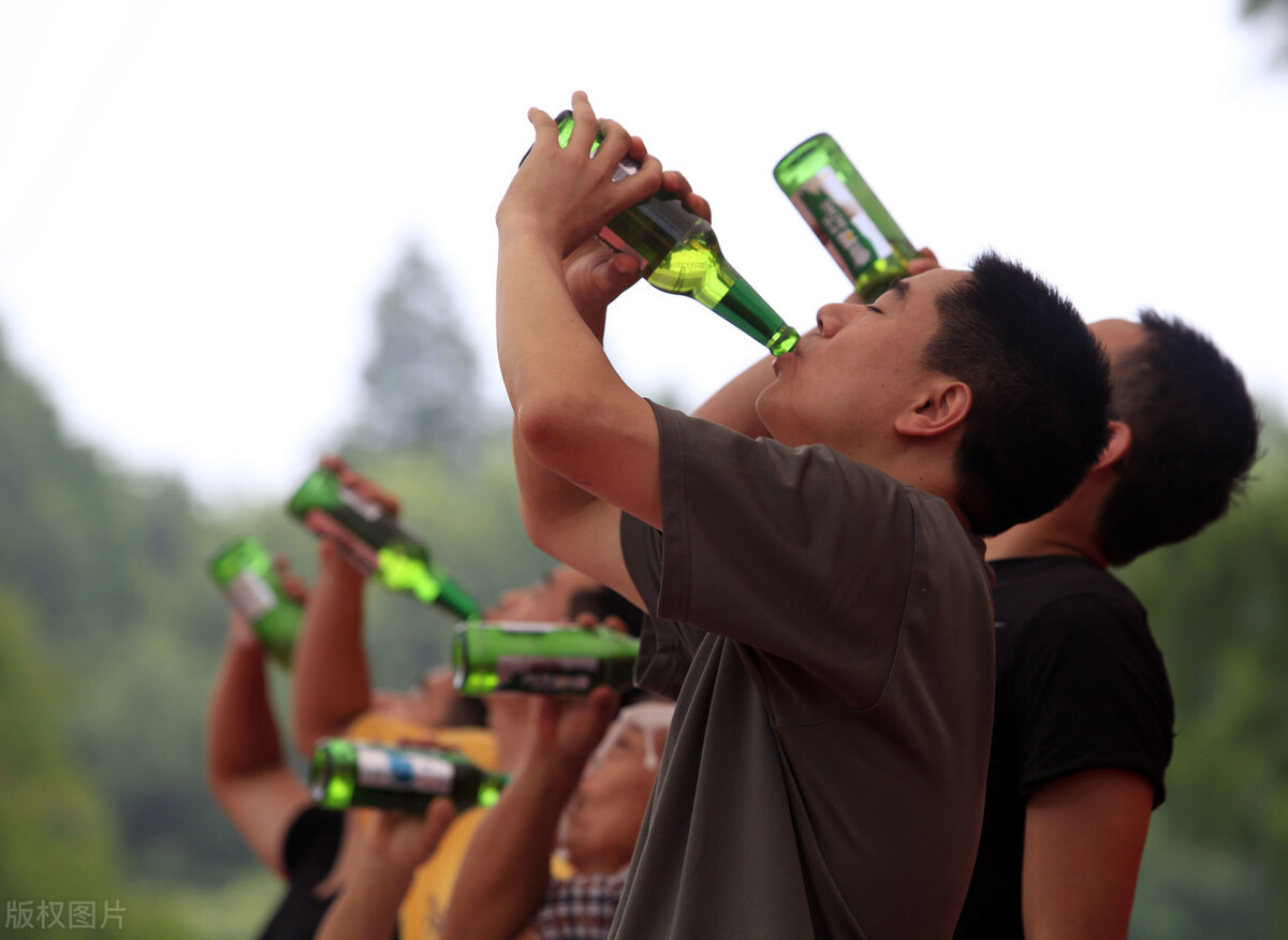 酒量不是练出来的，喝酒前掌握的小技巧让你轻松远离宿醉