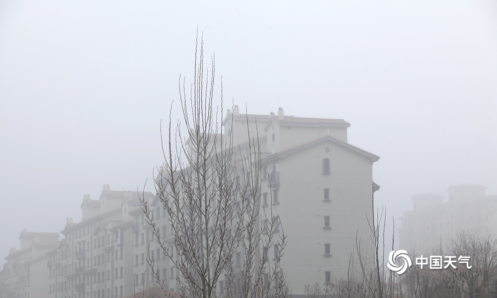 北京今晨能见度不佳 延庆出现大雾天气建筑物若隐若现